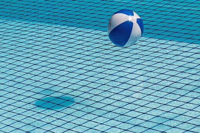 blauer ball im pool